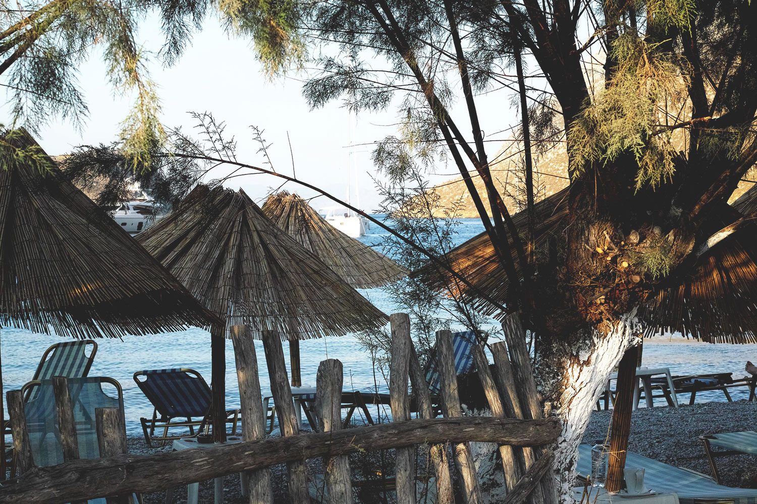 pedi_beach_symi_thevoyageur04