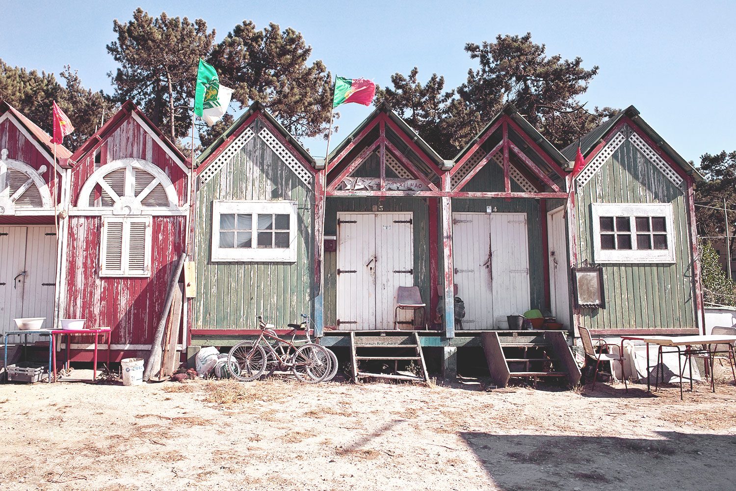 fisherman_shacks_portugal_thevoyageur