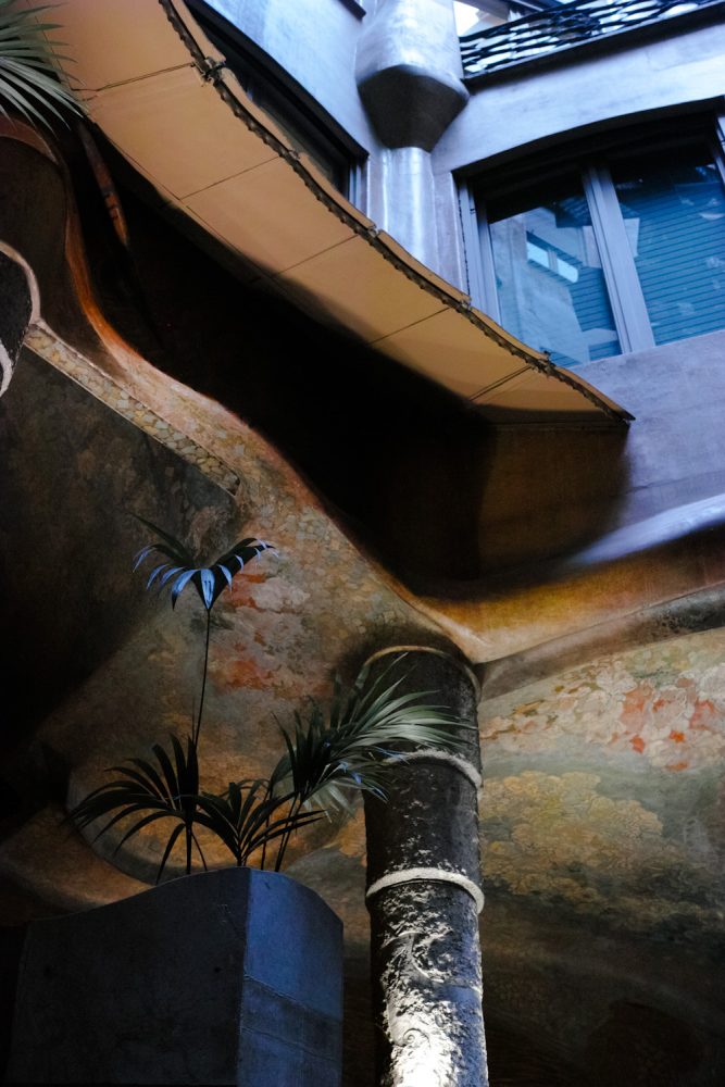 panorama_gaudiinteriors_barcelona_spain_thevoyageur (38)